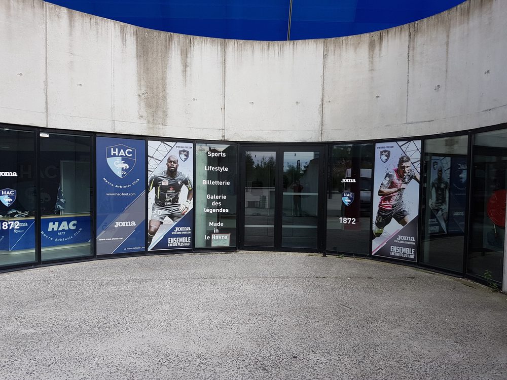 Habillage de vitrine en adhésif imprimé pour la boutique du HAC au Havre