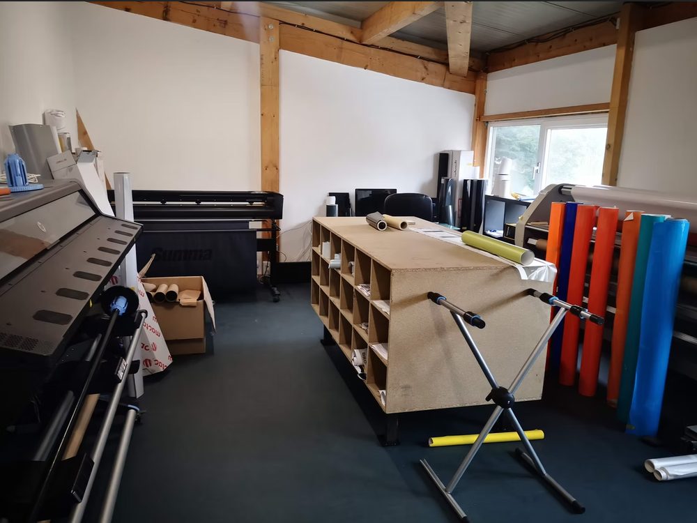 Atelier Peppergraphik au Havre : traceur grand format, découpe Summa et rouleaux d'adhésif