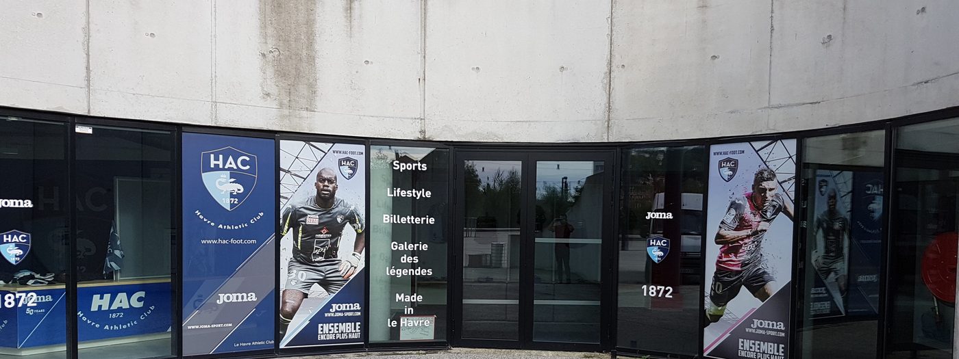 Habillage complet de la vitrine de la boutique du HAC au Havre en adhésif imprimé