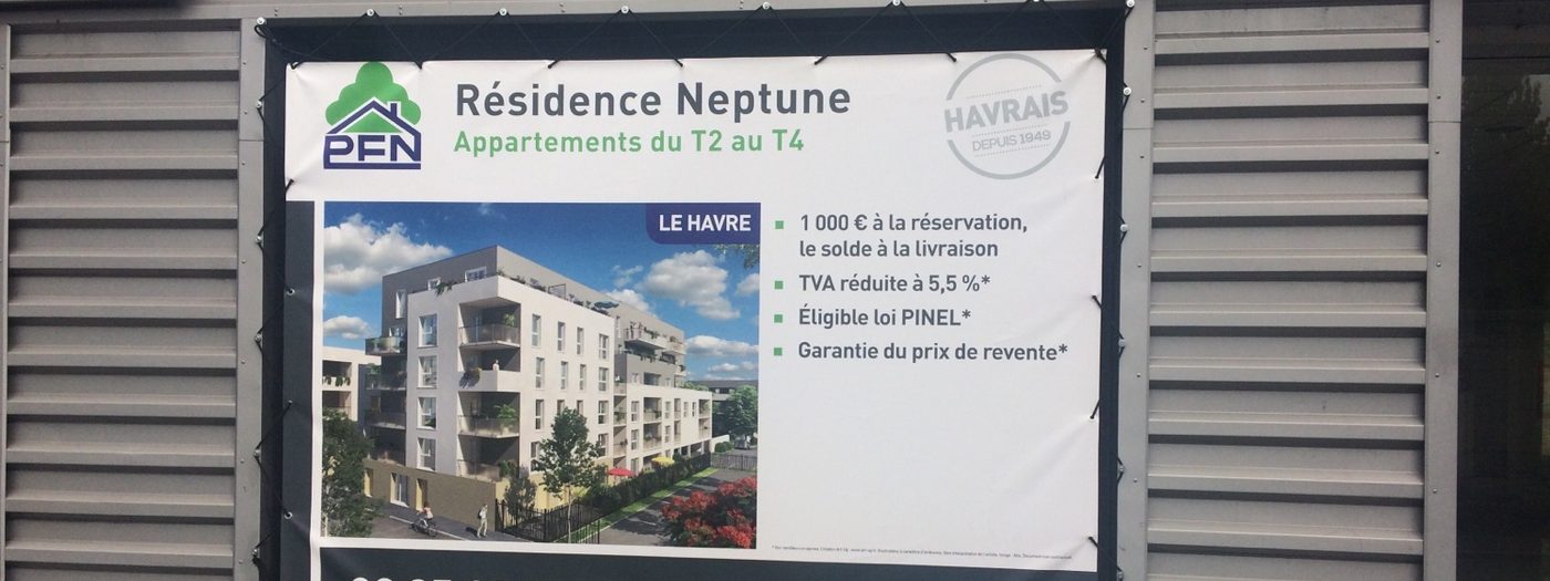 Bâche publicitaire à œillets tendue sur une façade au Havre pour un programme immobilier