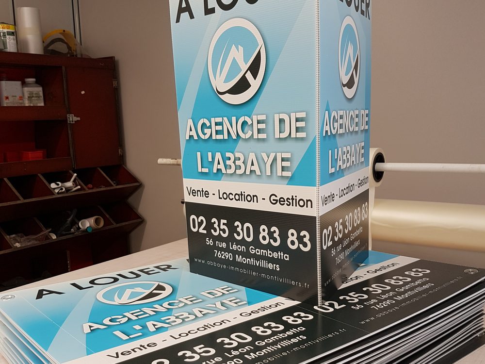 Panneaux immobiliers À louer en Akilux empilés à l'atelier